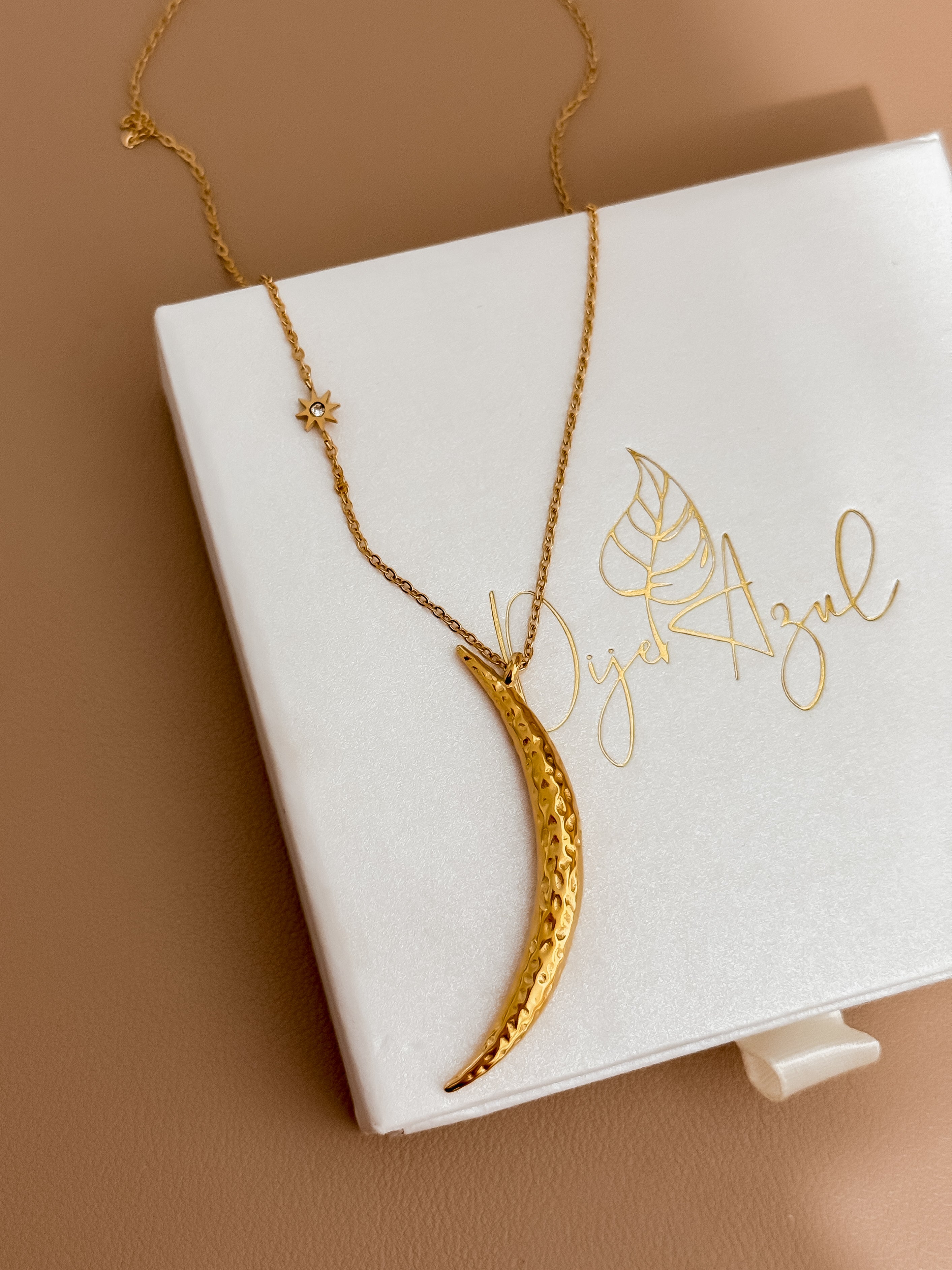 Medialuna necklace