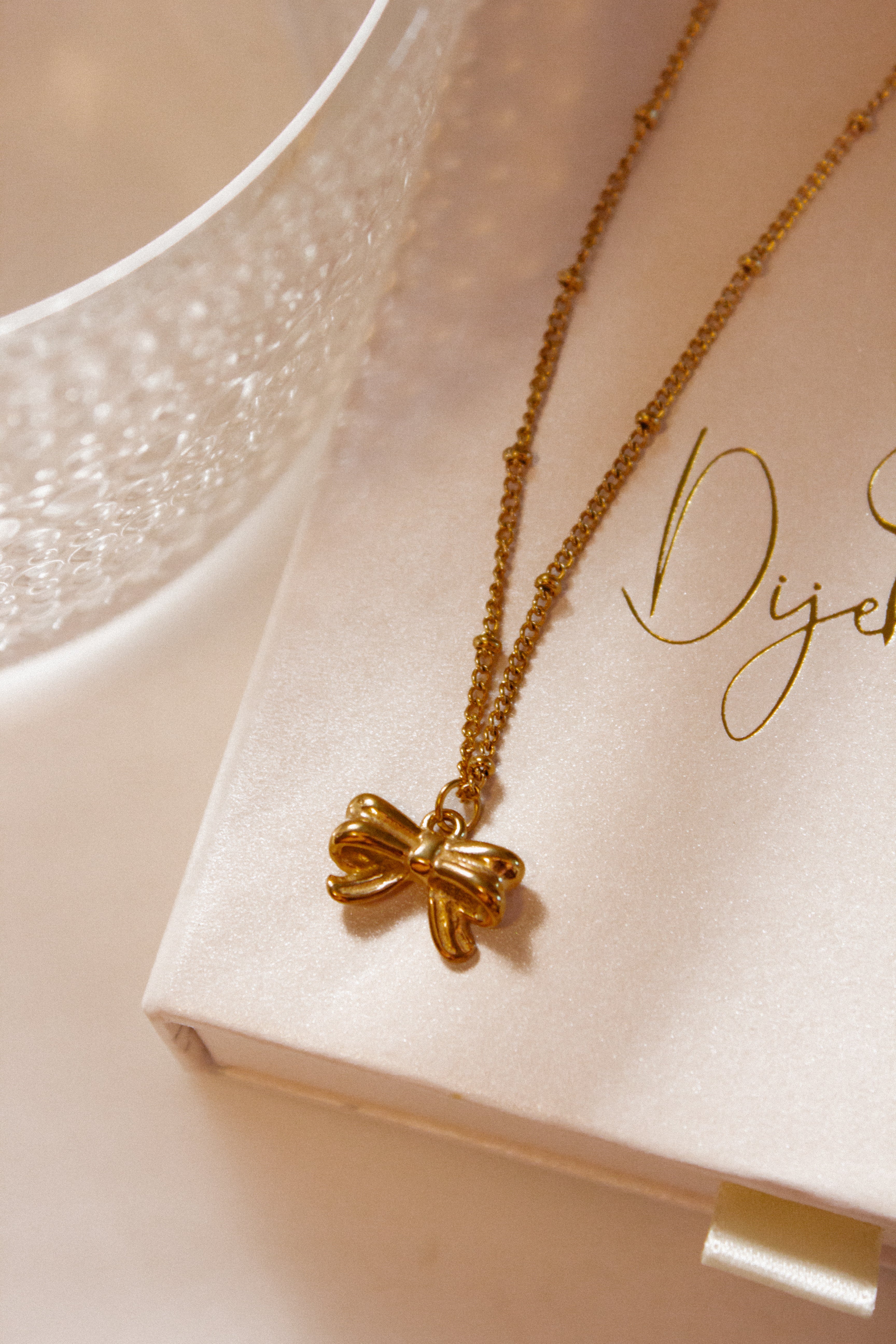 Bow necklace