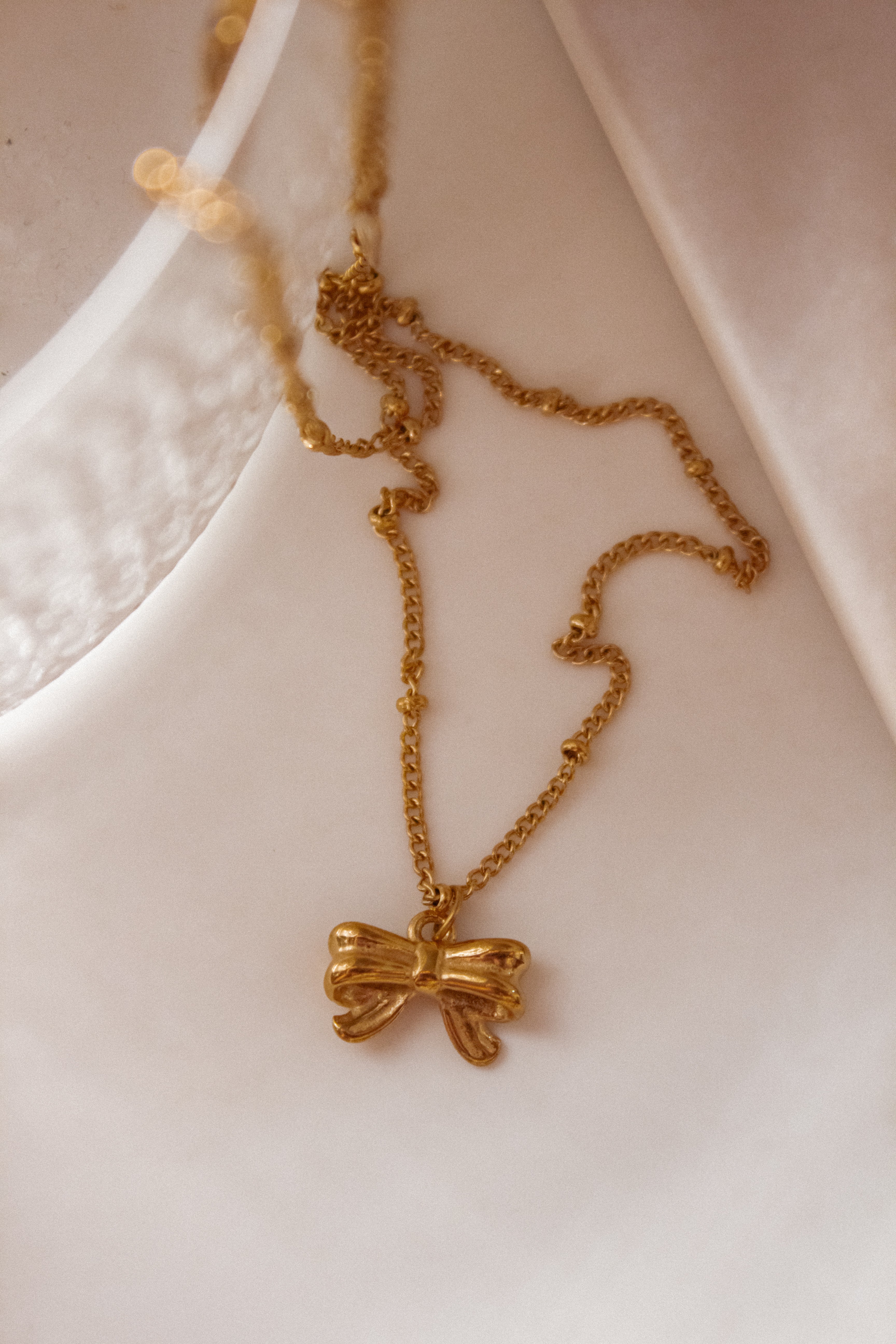 Bow necklace