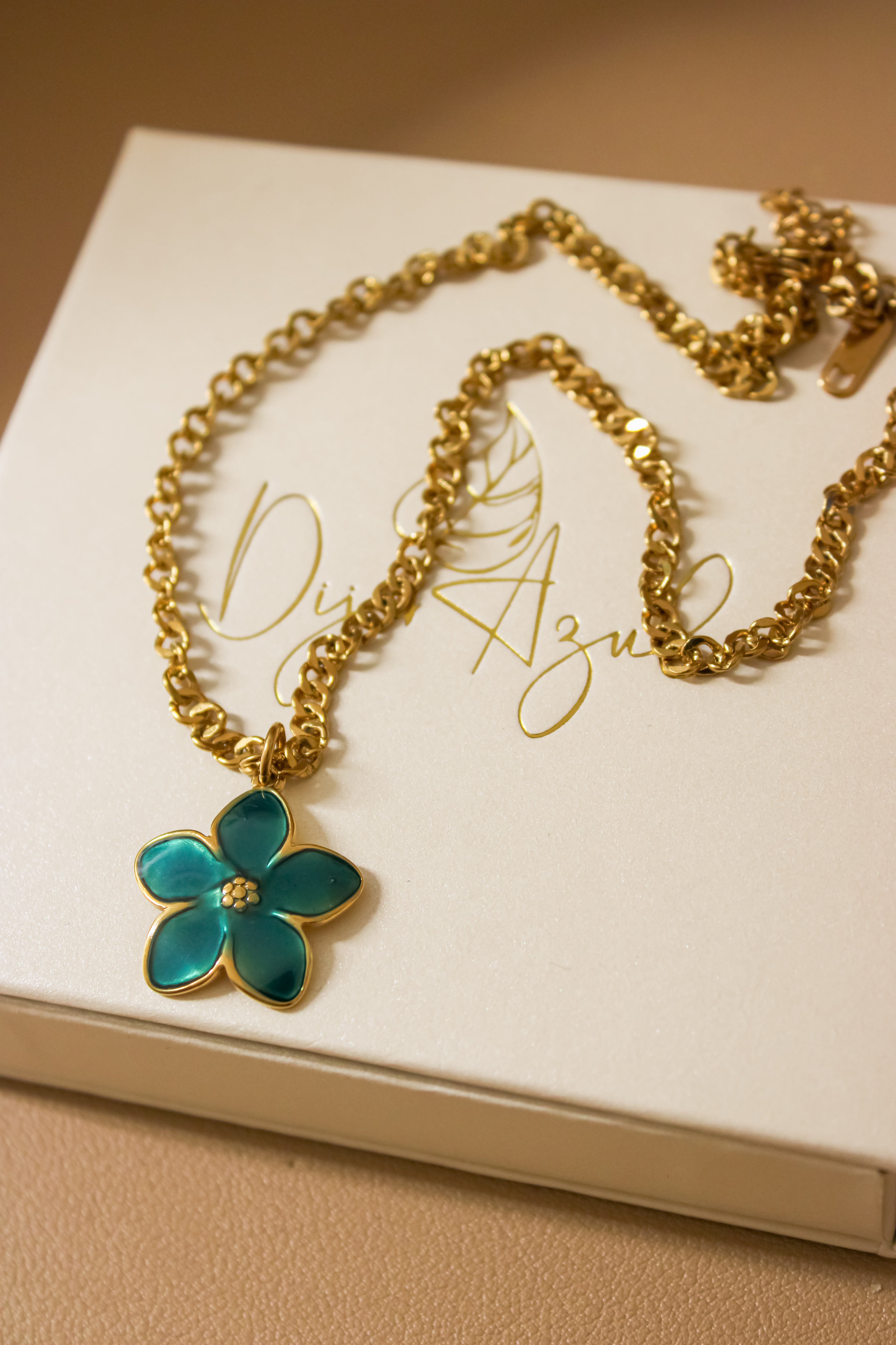 Florecer necklace