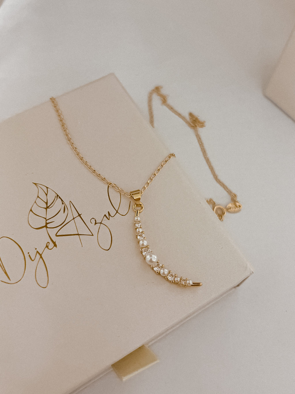 Pearly Moon necklace (GF)