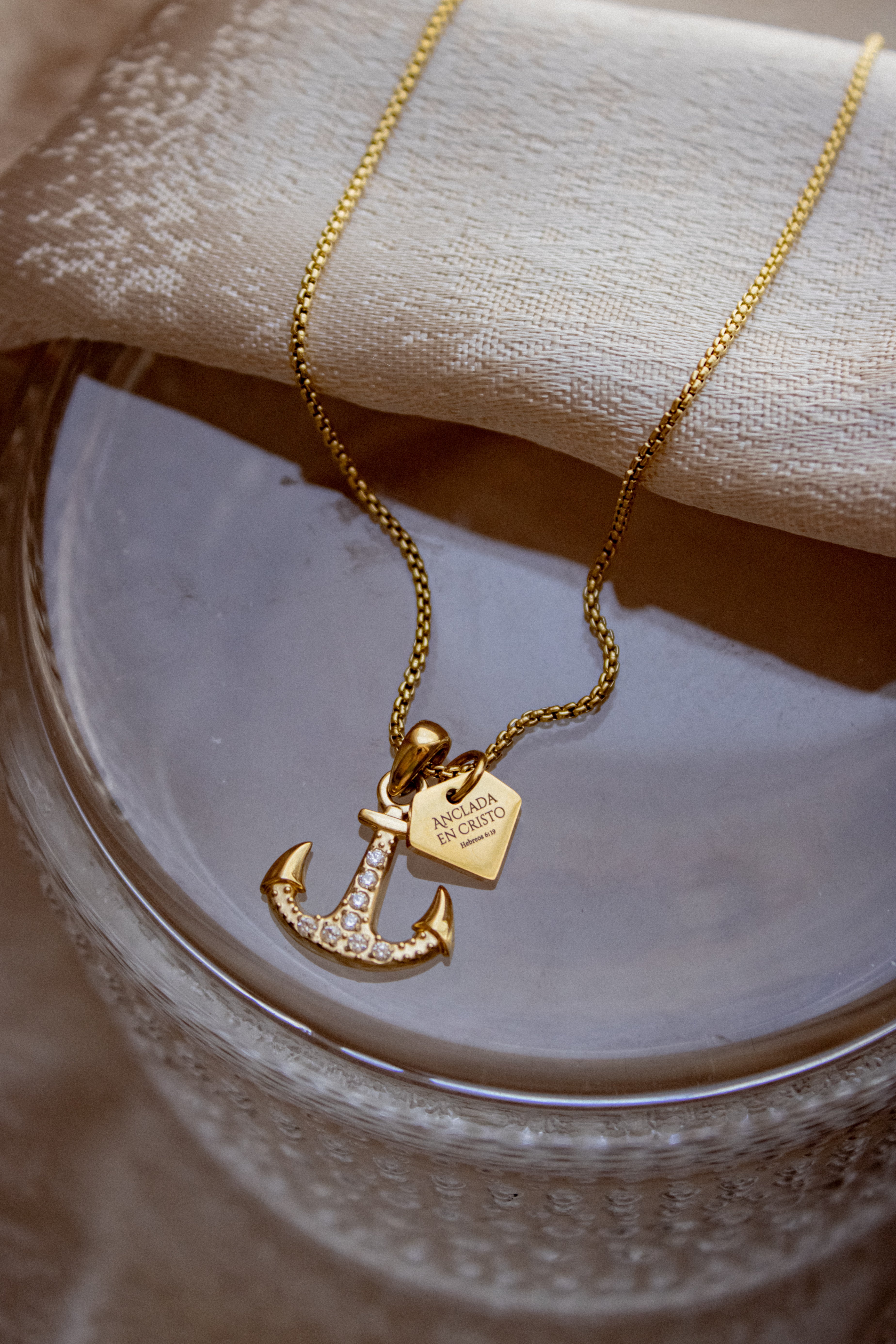 Anclada en Cristo necklace