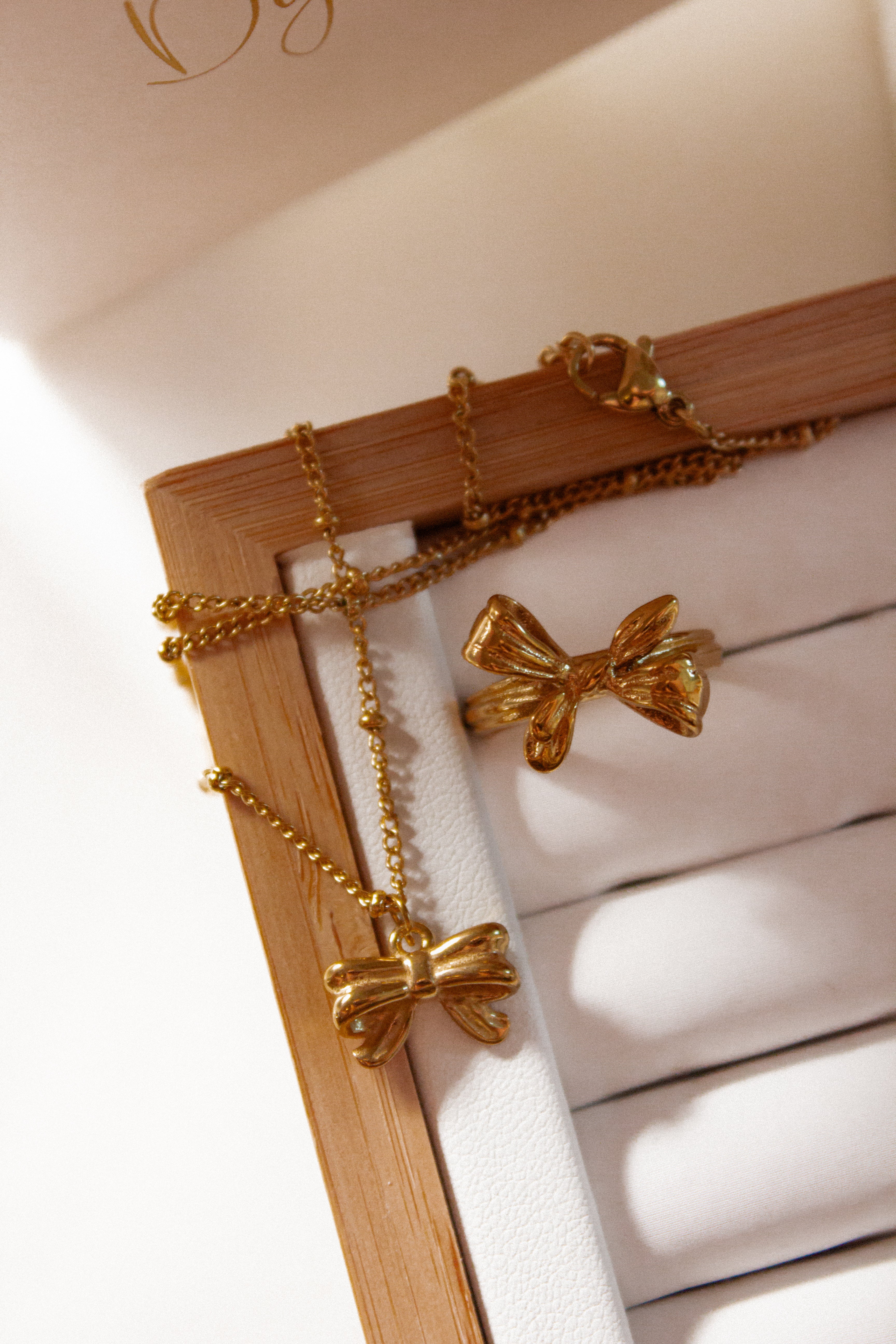 Bow necklace